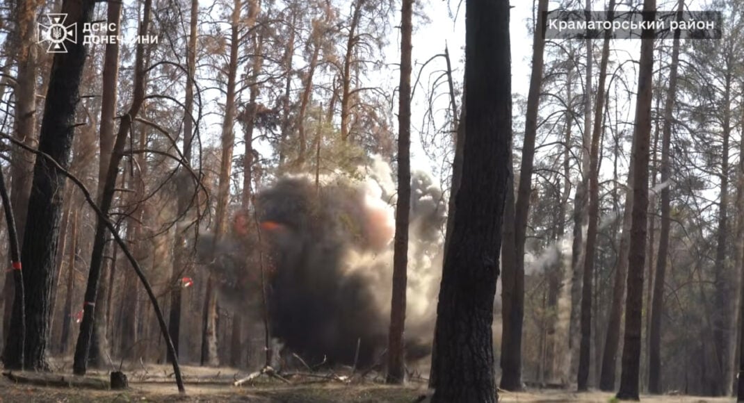 Піротехніки Донеччини знищили ручний протитанковий гранатомет РГВ-90 та постріл до нього (відео)