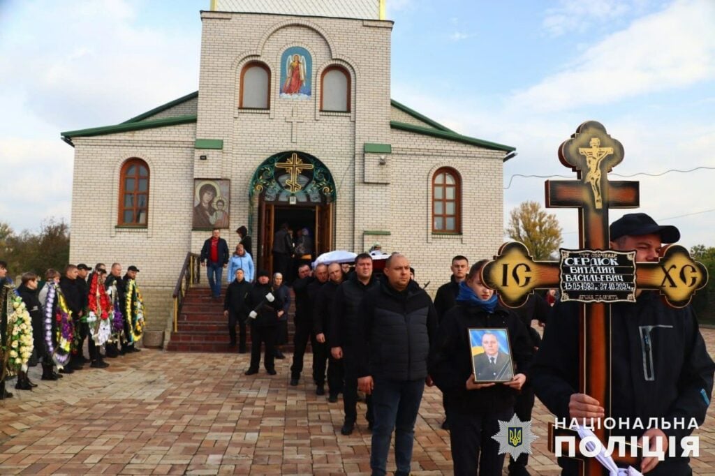 На Донеччині поховали померлого після ворожого обстрілу Костянтинівки поліцейського