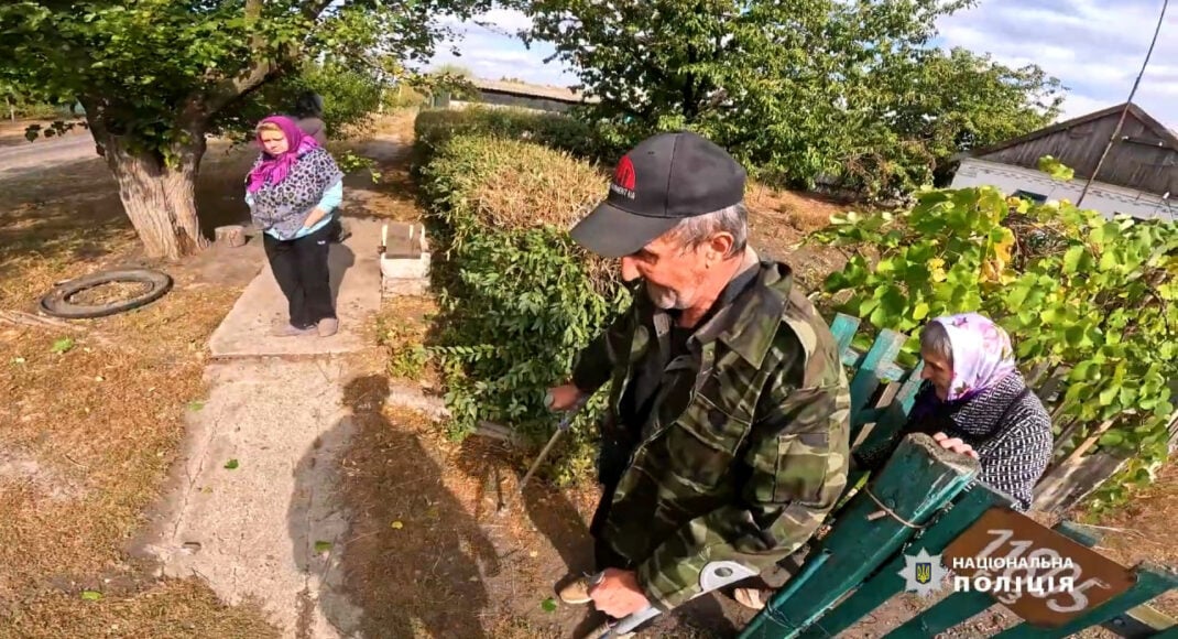 Поліцейські показали як вони рятують мешканців Селидового з-під ворожого вогню (відео)