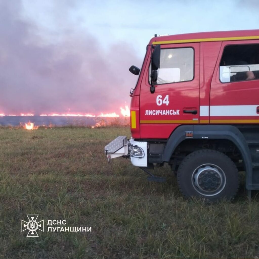 Луганські вогнеборці ліквідували пожежу на відкритій території на Харківщині 1