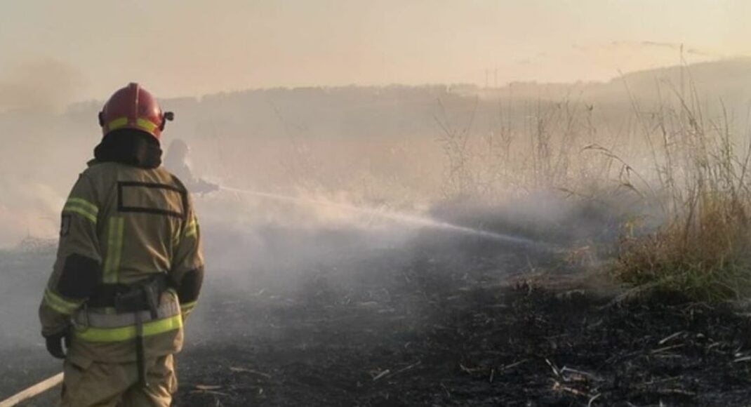 Луганські вогнеборці ліквідували пожежу на відкритій території на Харківщині