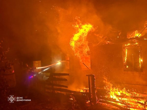 У Лимані внаслідок ворожого обстрілу виникла пожежа в адміністративній будівлі