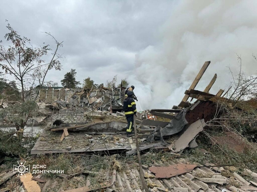 В Лимані внаслідок обстрілів пошкоджено 3 будинки, рятувальники ліквідували наслідки ворожих ударів (фото)