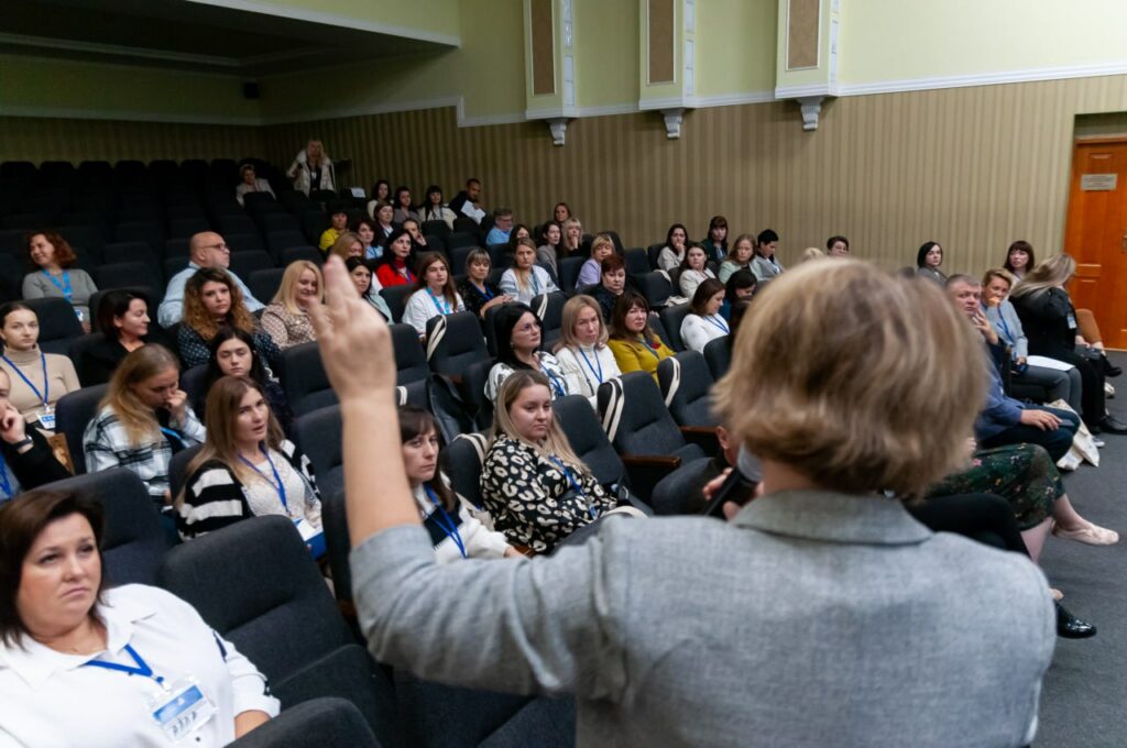 Маріуполь ділиться досвідом підтримки вимушених переселенців на Західноукраїнському форумі рад ВПО