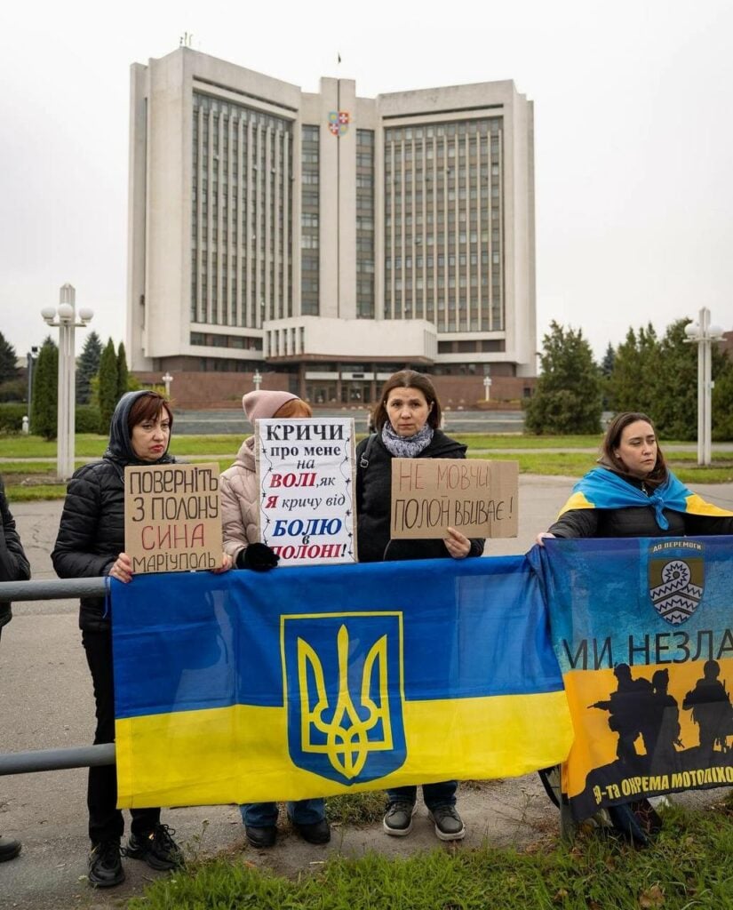 Маріупольці у різних містах України долучилися до акцій на підтримку військовополонених (фото)