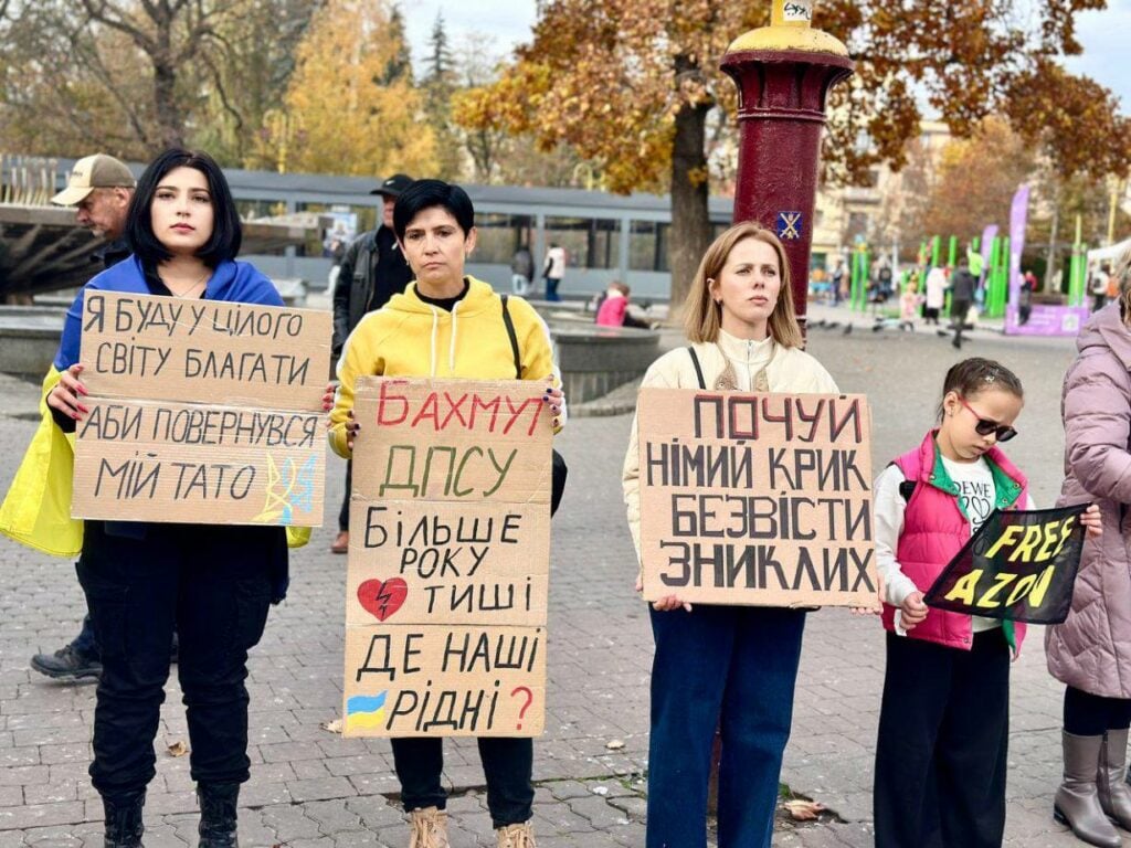 Маріупольці у різних містах України долучилися до акцій на підтримку військовополонених (фото)