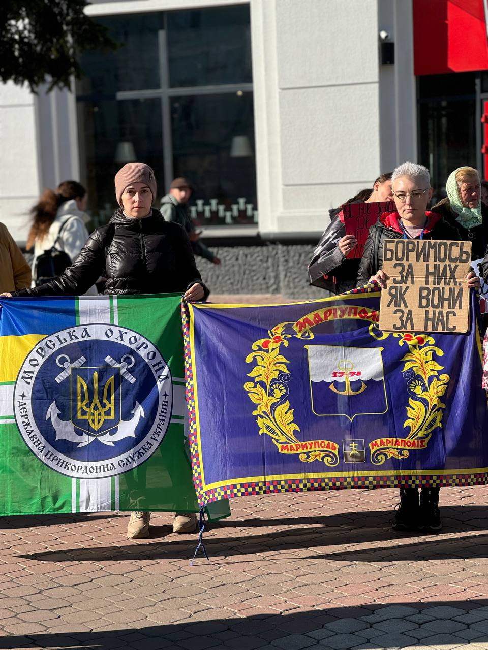 Маріупольці у різних містах України долучилися до акцій на підтримку військовополонених (фото)