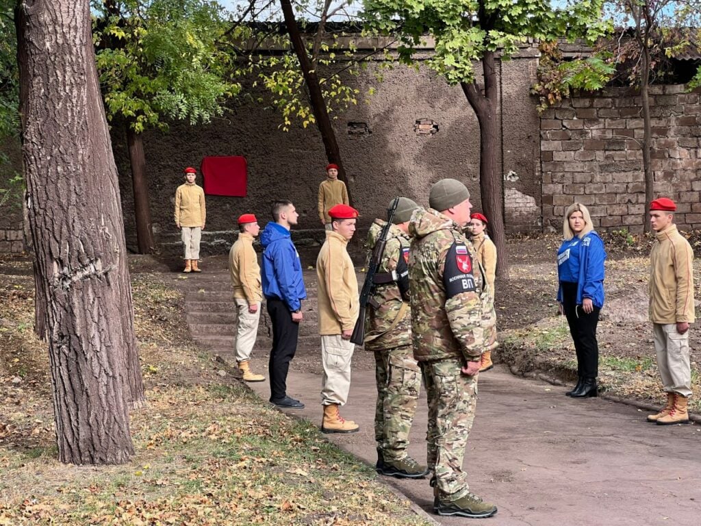 Маріупольських школярів окупанти продовужують перетворювати в "орлята росії"