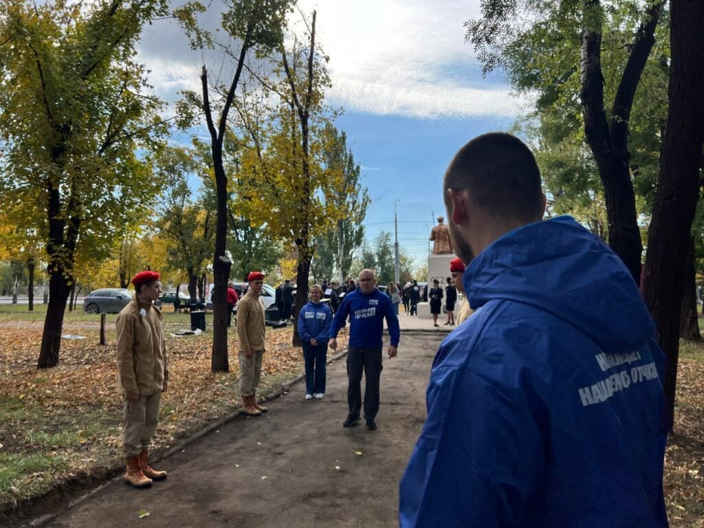 Маріупольських школярів окупанти продовужують перетворювати в "орлята росії"