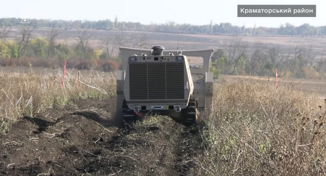 На Донеччині машина механізованого розмінування GSC-200 допомагає піротехнікам розчищати території (відео)