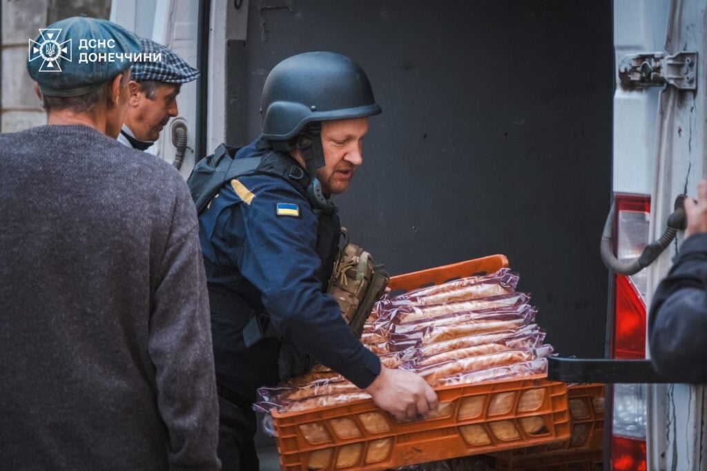 Майже 3 тис. буханок свіжого хліба привезли жителям прифронтової Миколаївки рятувальники Донеччини