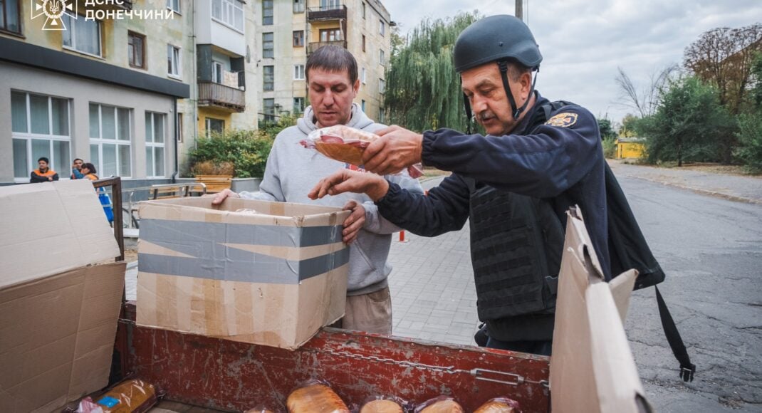 Майже 3 тис. буханок свіжого хліба привезли жителям прифронтової Миколаївки рятувальники Донеччини (фото)