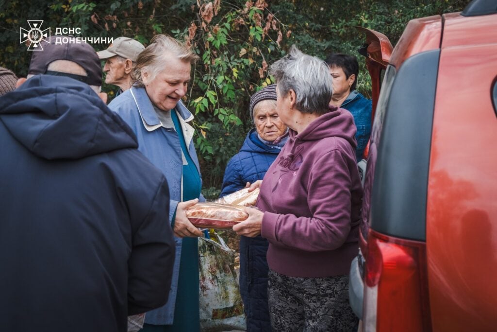 Майже 3 тис. буханок свіжого хліба привезли жителям прифронтової Миколаївки рятувальники Донеччини