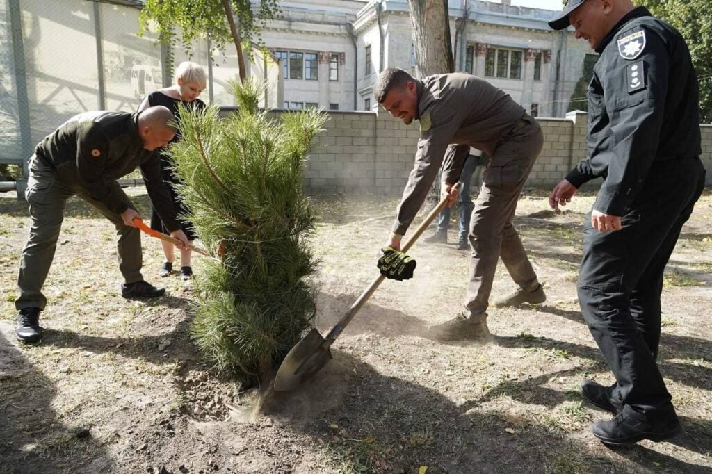 На Алеї Захисників Луганщини у Дніпрі висадили нові дерева 1