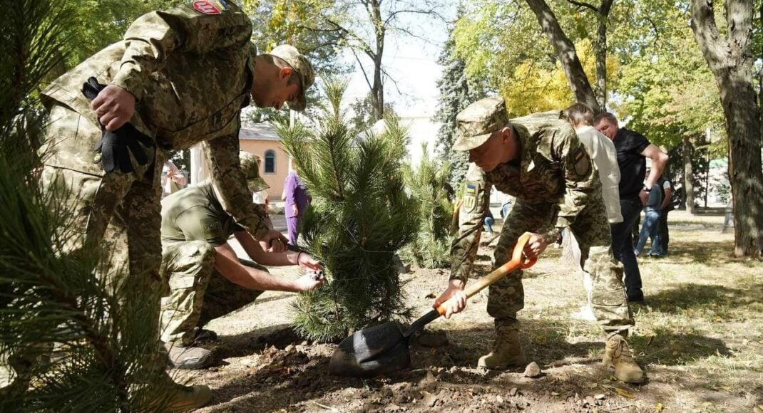 На "Аллее Защитников Луганщины" в Днепре высадили новые деревья (фото)