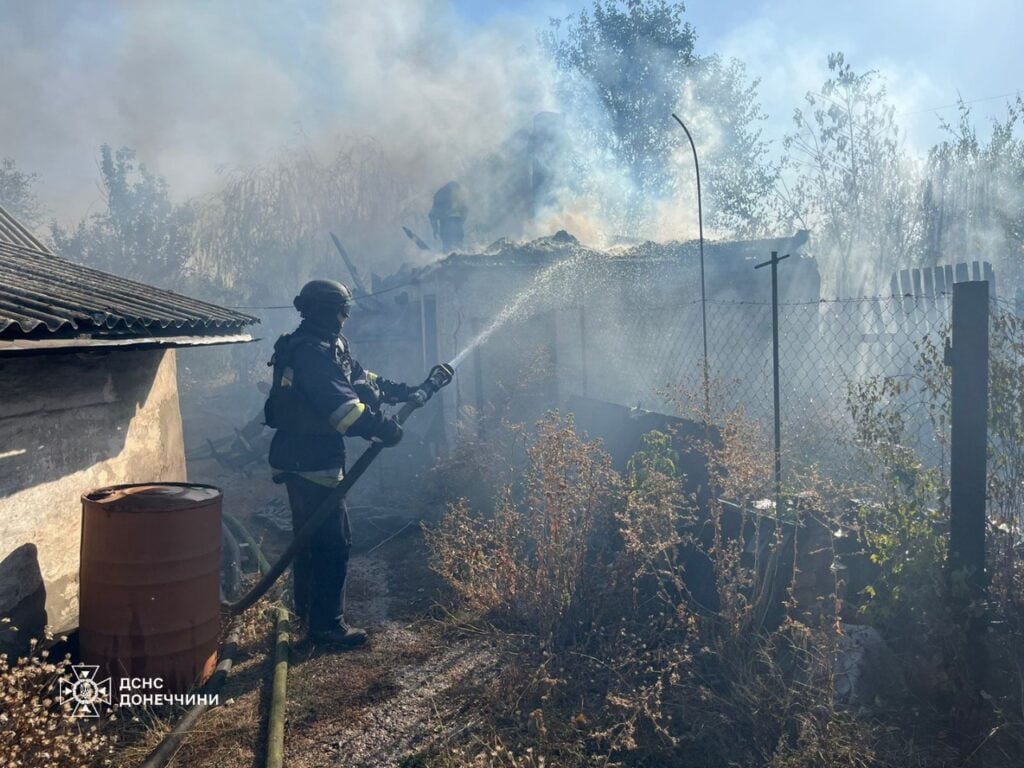 У Покровську за добу рятувальники ліквідували 4 пожежі, які виникли внаслідок ворожих обстрілів (фото)