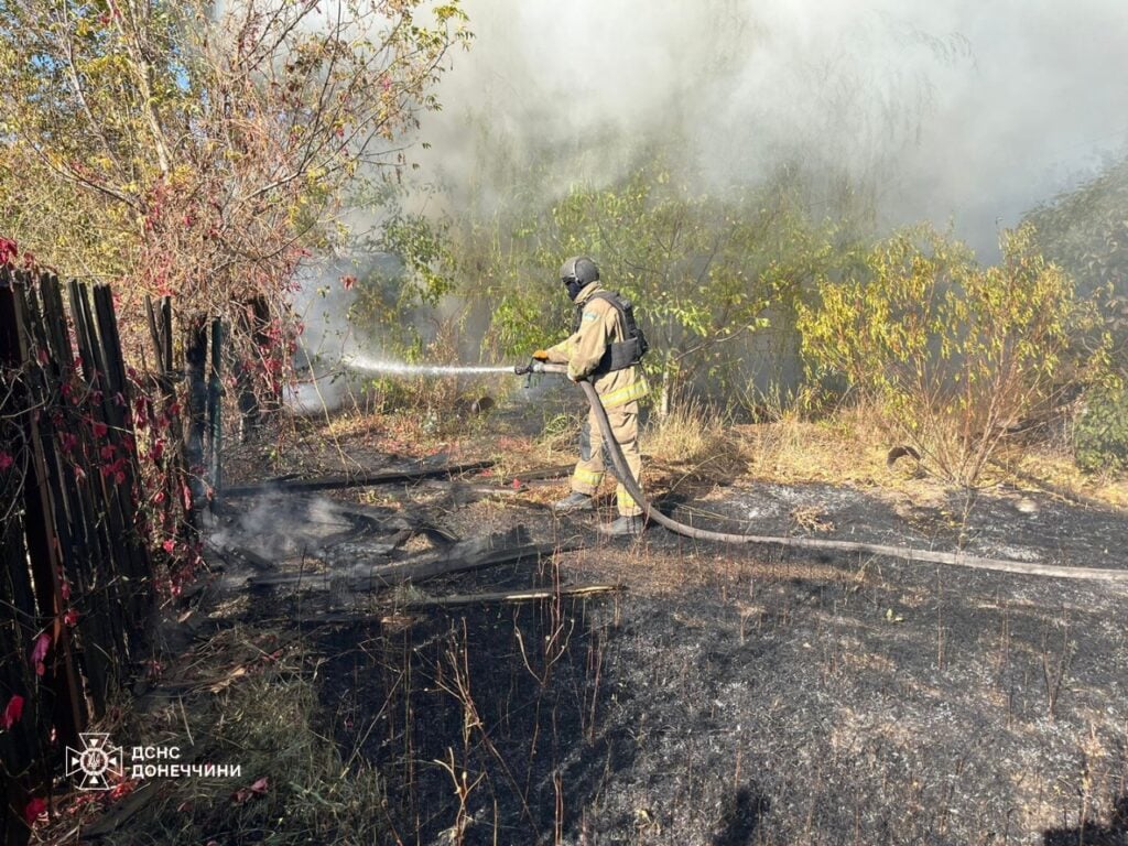 У Покровську за добу рятувальники ліквідували 4 пожежі, які виникли внаслідок ворожих обстрілів (фото)