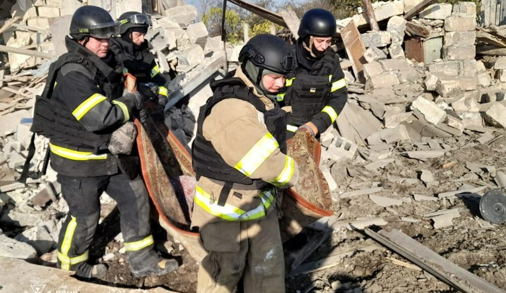 Рятувальники дістали тіло загиблої жінки з-під завалів у Покровському районі (фото)