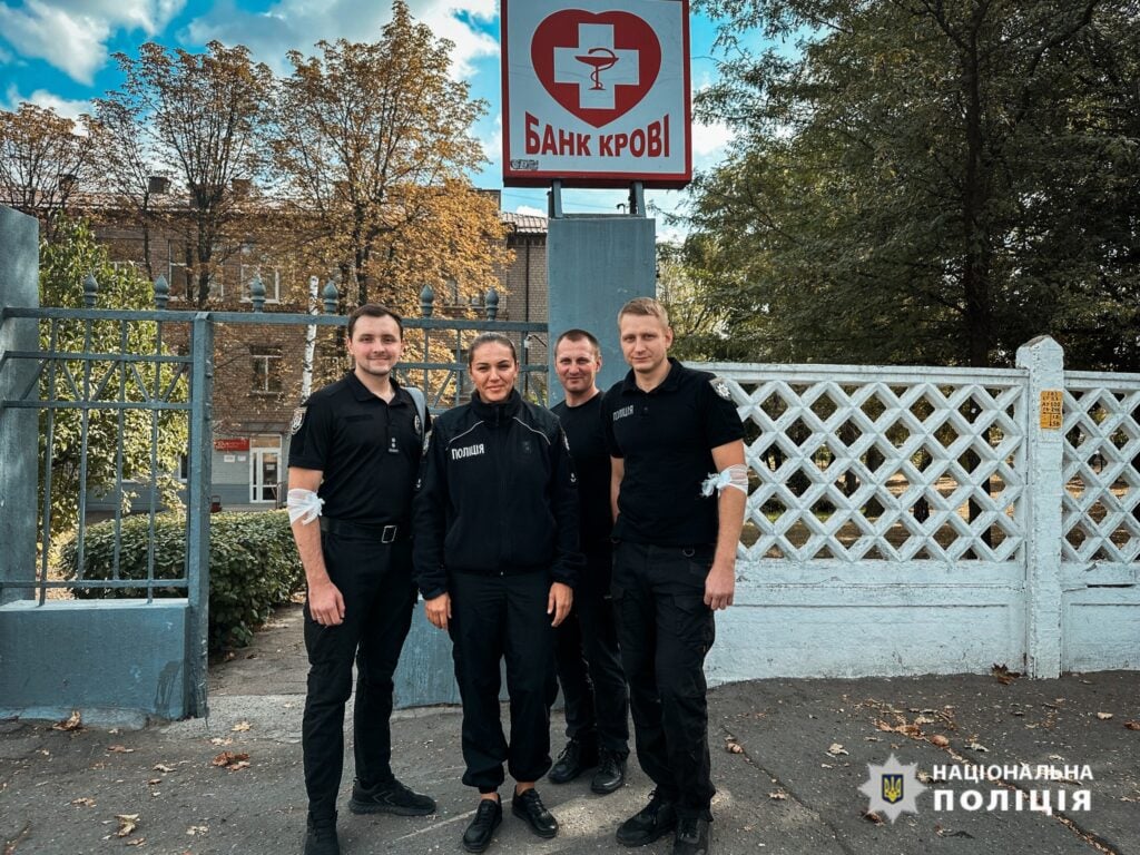 Полицейские Луганщины стали донорами крови, чтобы спасти жизнь раненых защитников