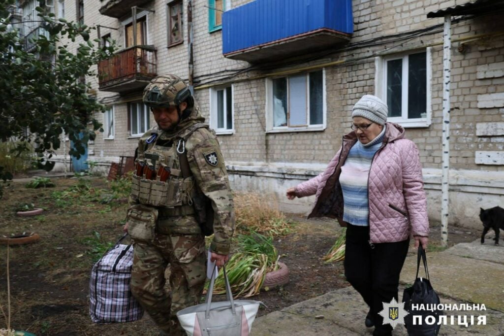 Полицейские эвакуируют людей из Купянского района Харьковщины