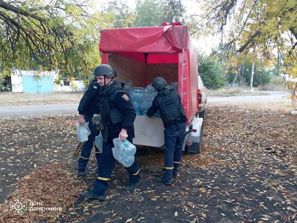 Рятувальник розвантажили допомогу у Волноваському районі