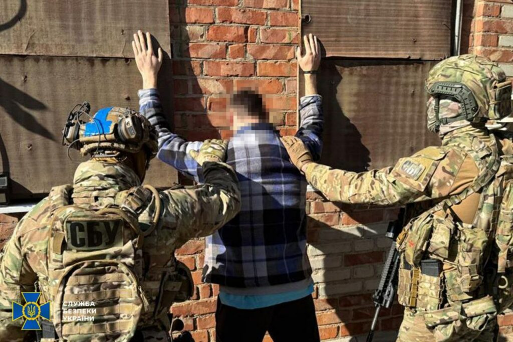 СБУ затримала 4-х чоловіків, яких підозрюють у коригуванні ворожих ударів по Донеччині