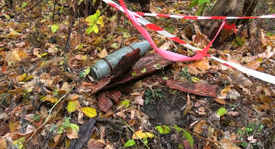 У Слов’янську піротехніки ДСНС виявили й знищили артилерійський снаряд та ручну осколкову гранату Ф-1 (відео)