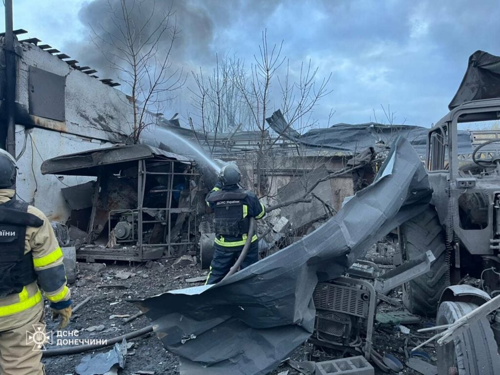 У Мирнограді надзвичайники ліквідували пожежу, яка виникла внаслідок обстрілу