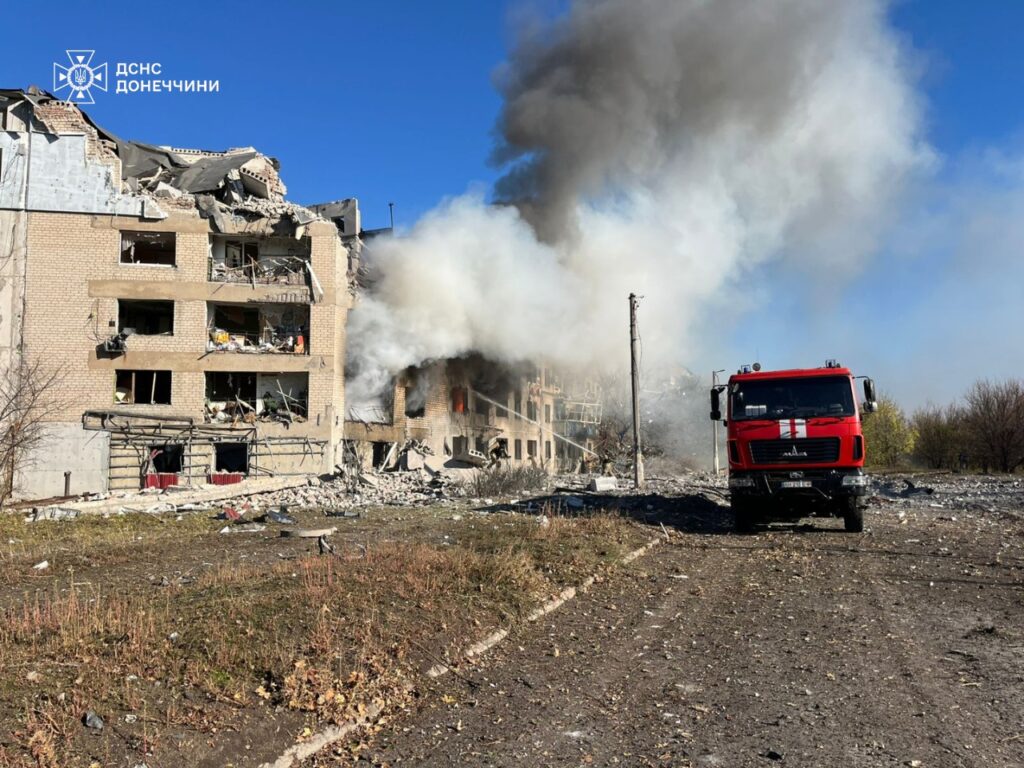 У Мирнограді рятувальники ліквідували пожежу після російського обстрілу