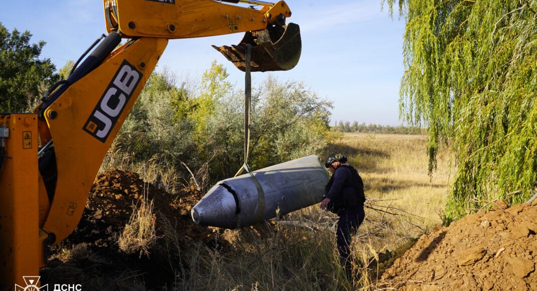 У Покровському районі піротехніки ДСНС вилучили та знищили російську 1,5-тонну авіабомбу (фото)