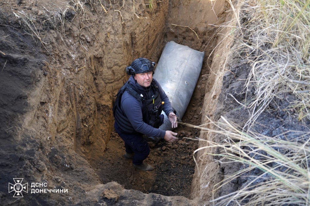 У Покровському районі піротехніки ДСНС вилучили та знищили російську 1 500 кілограмову авіабомбу