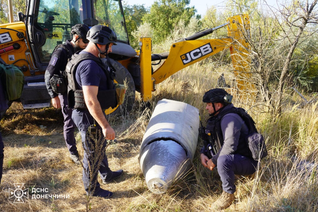 У Покровському районі піротехніки ДСНС вилучили та знищили російську 1 500 кілограмову авіабомбу