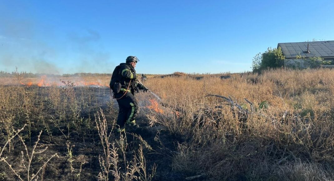 У Покровському районі пожежники ліквідували пожежу сухої трави, яка виникла внаслідок обстрілу