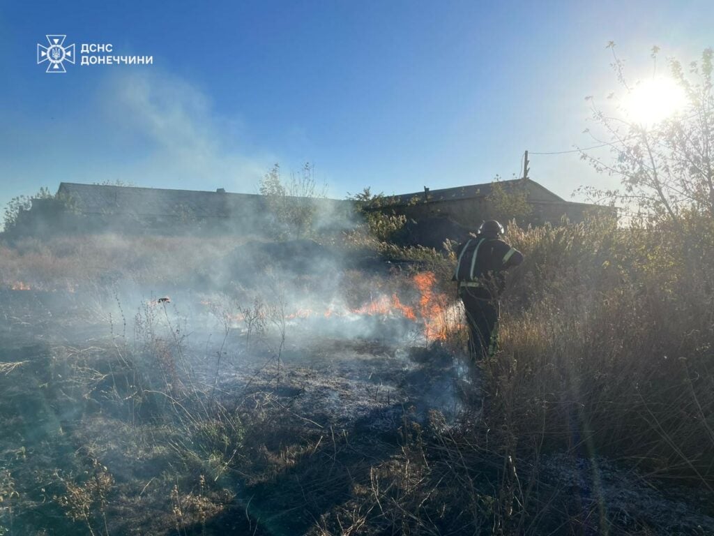 У Покровському районі пожежники вогнеборці ліквідували пожежу сухої трави, яка виникла внаслідок обстрілу