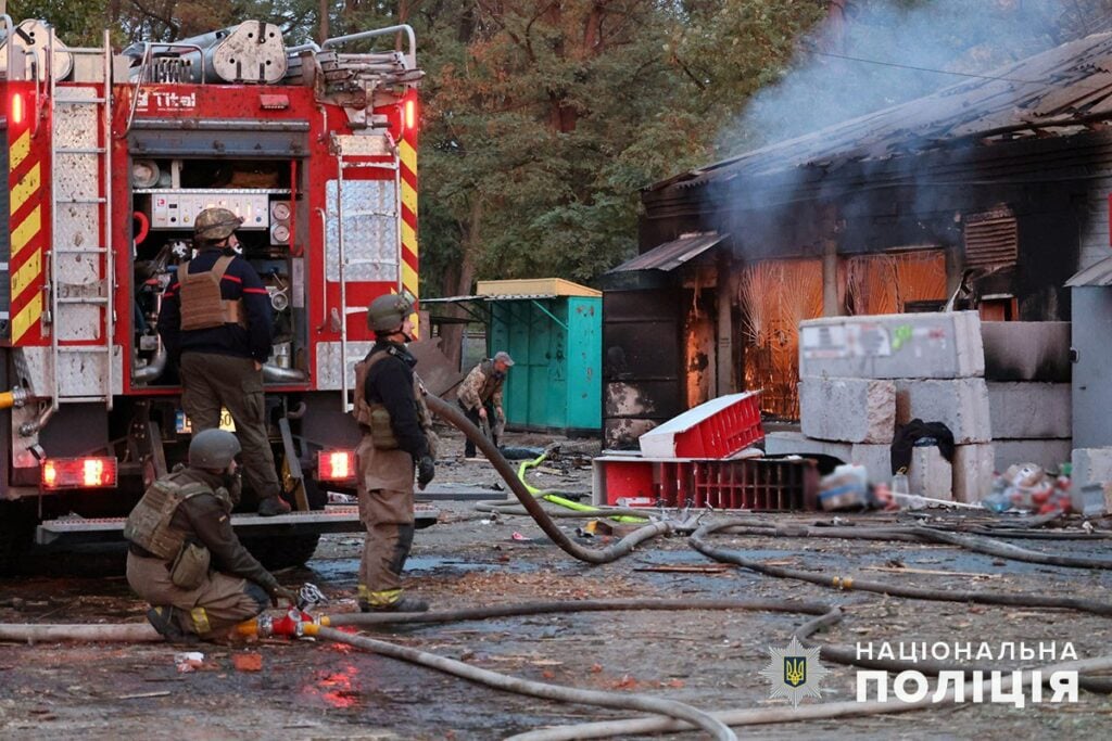 У поліції показали кадри з місця російського удару по Олексієво-Дружківці, від якого загинули два хлопці 2