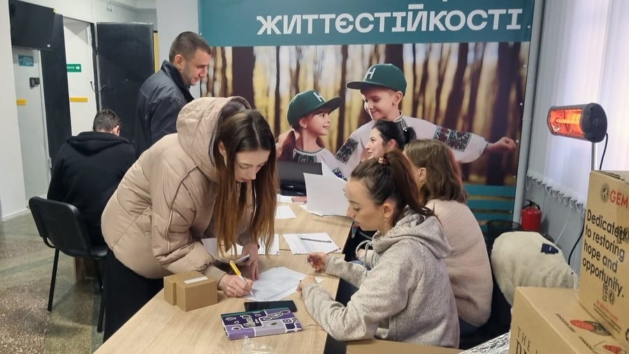 У столичному центрі підтримки ВПО Маріупольського району Серце Сходу роздавали гуманітарну допомогу 5