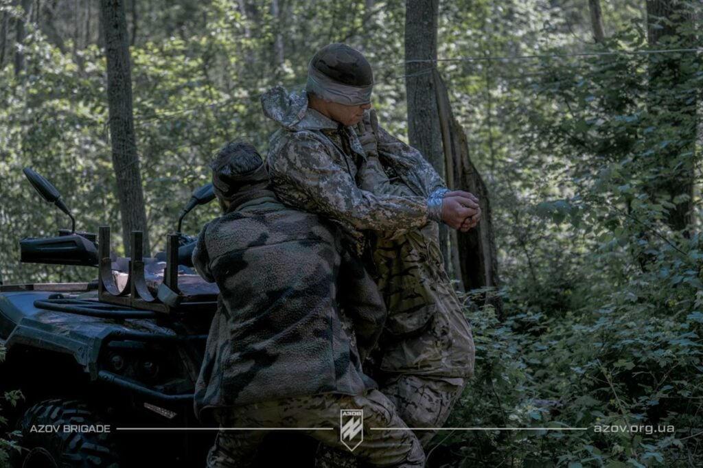 В Азове показали будни пехоты в лесах Луганщины 3