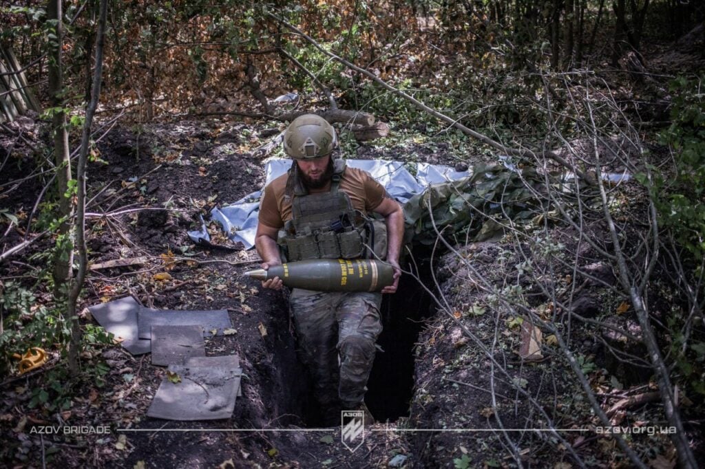 В Азові показали, як працюють артилеристи на околицях Нью-Йорку 3