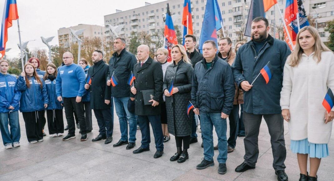 В окупованому Маріуполі росіяни відсвяткували день прапору "днр" (фото)