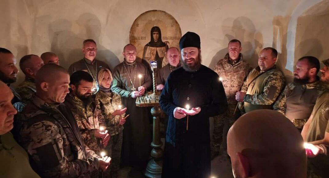 Военные капелланы и бойцы ВСУ посетили заповедник в Святогорске Донецкой области (фото)