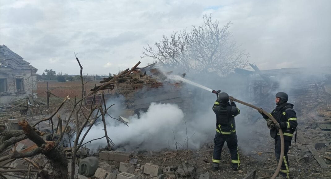 Вогнеборці ліквідували загоряння житлового будинку після ворожого обстрілу Улакли на Донеччині (фото)