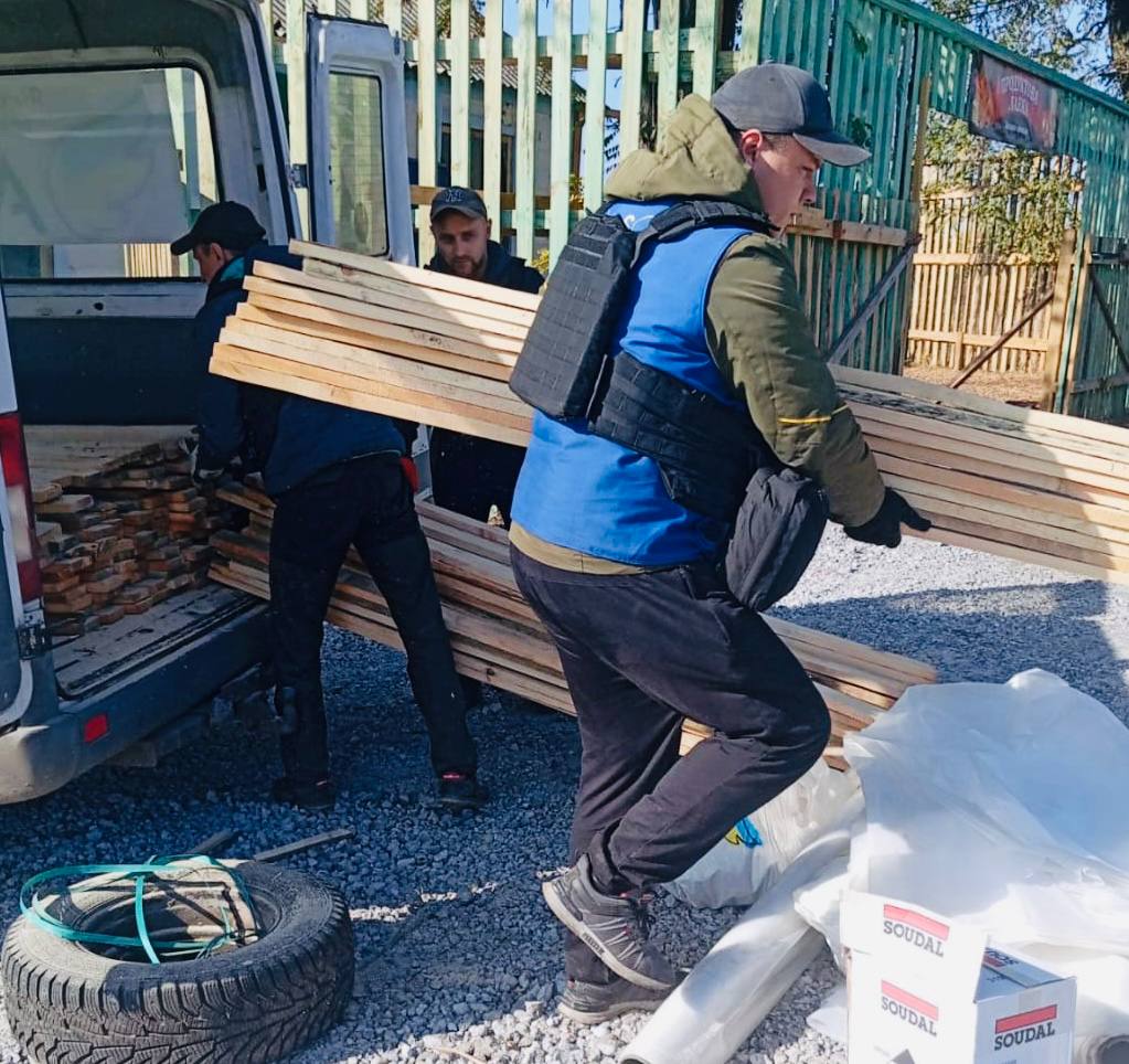 Жителі Покровська та Гришиного отримали будівельні матеріали від БФ Янголи спасіння