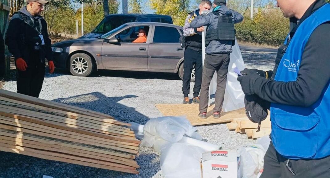 Жителі Покровська та Гришиного отримали будівельні матеріали від БФ "Янголи спасіння"