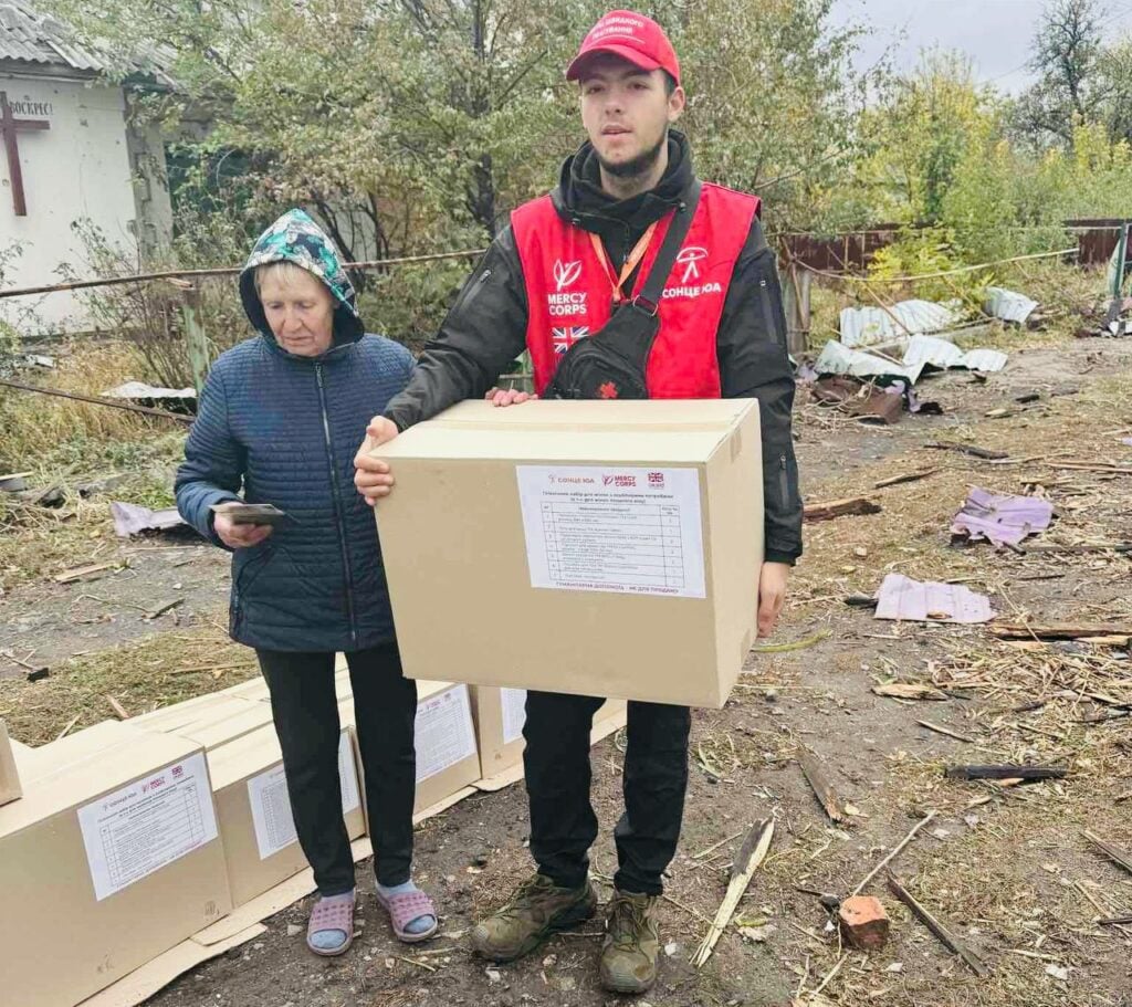 Жители двух поселков на Покровщине получили гигиенические и строительные наборы от благотворителей.