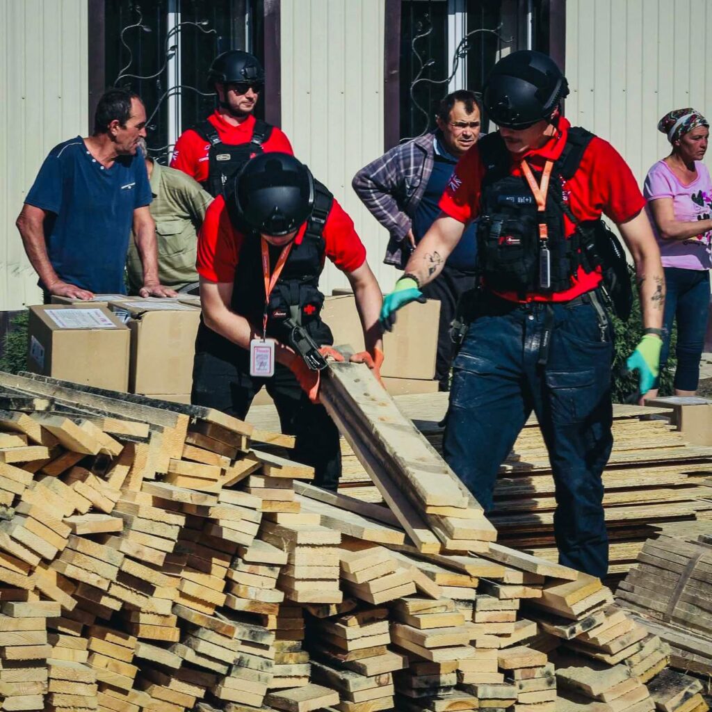 Жителі двох селищ на Покровщині отримали гігієнічні й будівельні набори від благодійників 6