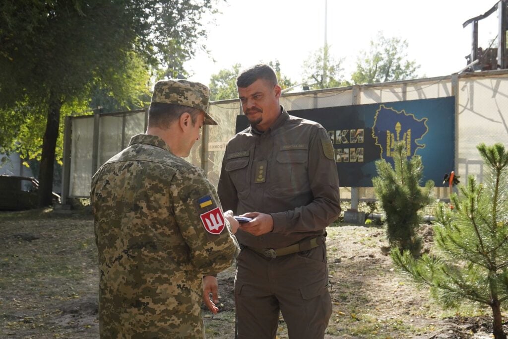 Знаками пошани нагородили 10 захисників Луганщини, які тримають фронт на Куп’янському та Лиманському напрямках 1