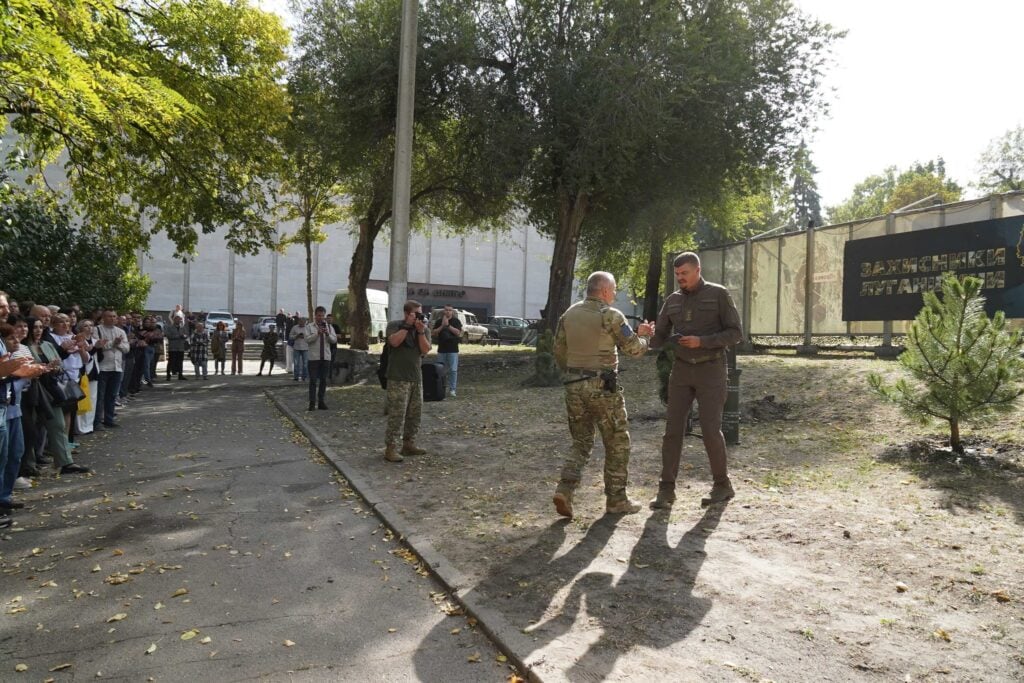 Знаками пошани нагородили 10 захисників Луганщини, які тримають фронт на Куп’янському та Лиманському напрямках 2