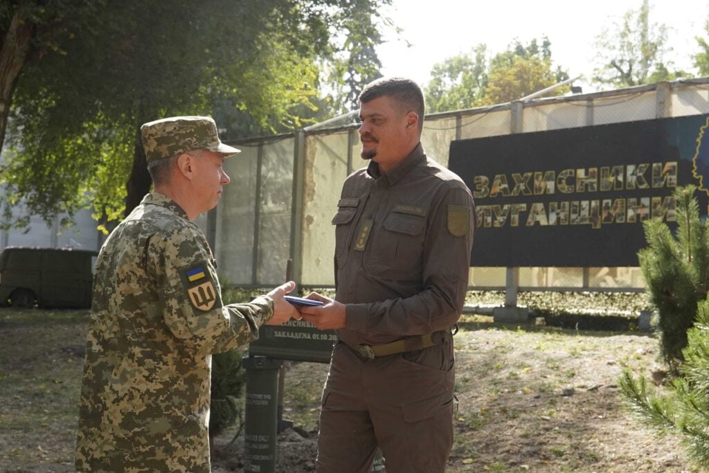 Знаками пошани нагородили 10 захисників Луганщини, які тримають фронт на Куп’янському та Лиманському напрямках 3