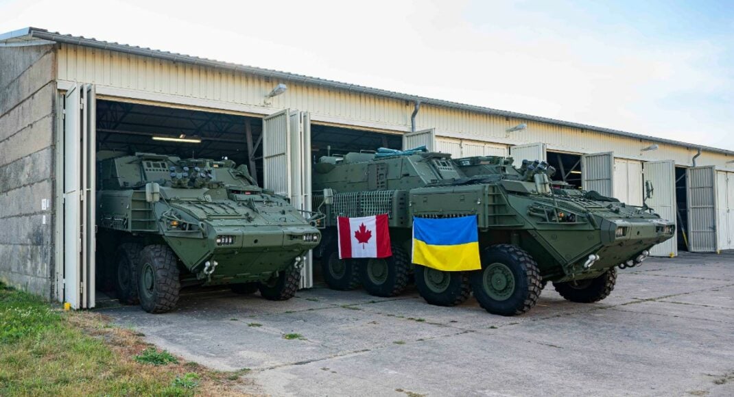 В Украину отправили бронированные машины боевой поддержки в версии "скорой помощи"