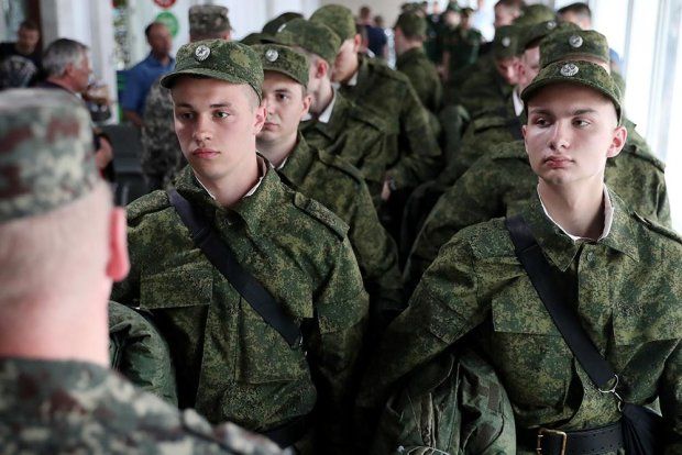 В окупації загарбники закликають школярів йти на "контрактну службу" з армією рф